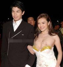 明星表演掉衣服,明星意外“失守”，现场瞬间沸腾